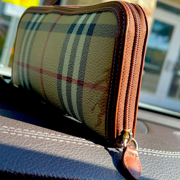 π₯ποΈπ« BURBERRY Beige/Brown Haymarket Check Coated Canvas Zip Around Walletπ₯π₯ - Picture 6 of 16